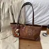 Elegante y moderno bolso tote con bordado de inspiración étnica, un bolso de hombro de alta gama con un ambiente relajado y un bolso de hombro de gran capacidad.