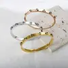 Europa e Estados Unidos pulseira mais vendida moda feminina requintada banho de alta qualidade 18k estrela de cinco pontas fecho de abertura em diamante pulseira de aço titânio