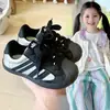 Zapatillas infantiles con puntera de concha 2026 otoño nuevo modelo zapatillas de skate para niños suela blanda estilo coreano zapatillas para bebé zapatillas casuales para niñas