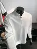 Camiseta negra texturizada de corte regular con cuello Henley y manga larga para hombre, una elegante prenda de otoño para capas, adecuada como capa interior o como polo/sudadera