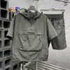 Conjunto Estiloso de Verão com Capuz e Zíper Meio Aberto, Manga Curta para Homens com Bolsos Grandes, Caimento Solto, Conjunto Versátil Casual de Duas Peças