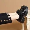 Zapatos de mujer de cuero con punta redonda, nuevo estilo otoño e invierno 2026, mocasines de charol con cordones en relieve, zapatos de vestir negros para mujer estilo universitario
