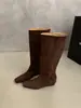 Primeiro Encontro Temporada Aumento de Altura Bico Fino Camurça Botas de Cano Alto 2026 Outono/Inverno Novo Estilo Coreano Retro Fashionável Estilo de Nicho Emagrecimento