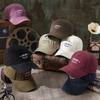 Moda Primavera e Verão Chapéu de Aba Curva Bordado com Letras Retro Cor Sólida Personalidade Simples Top Macio Boné de Beisebol para Homens e Mulheres