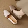 Sapatos baixos de couro macio genuíno estilo retrô francês, novo modelo 2026, slip-ons para o dia a dia, blocos de cor, corte médio, bico redondo, sapatos pequenos de couro para uso externo