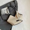 Bolsa de Lona Feminina de Grande Capacidade 2023 Nova Bolsa de Ombro de Nicho Verão All-match Texturas Classe Commuter Tote Bag