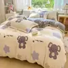 2026 Novo Conjunto de Roupa de Cama de Leite Impresso Classe A - Capa de Edredom, Lençol com Elástico, Roupa de Cama Conjunto de Quatro Peças