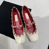 Zapatos Mary Jane de Cuero Suave con Lazo Tachonado para Mujer, Bailarinas Planas de Verano Estilo Francés Fruncidas de Punta Baja con una Sola Correa