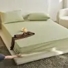 Falda de cama de felpa de leche clase A Color sólido Cubierta de cama Pieza única Artículo único Juego de ropa de cama de felpa de coral Juego de tres piezas Dormitorio Engrosado Cálido Invierno