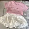 Conjunto de Ropa de Verano para Niñas: Elegante Camiseta Rosa de Estilo Coreano de Moda para Bebés y Niños con Lazo y Estampado de Letras, Combinada con una Falda Floral