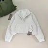 El mayor punto culminante de la chaqueta bomber de cuello alto corto es el diseño único de muesca en el dobladillo 9802