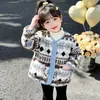 Suéter de Lana Estilo Fair Isle con Forro de Felpa para Niñas Invierno 2026 Nuevo Estilo Ropa de Invierno Gruesa y Cálida para Niños Ropa Exterior a la Moda