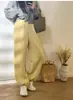 Un par de pantalones de invierno - forrados de polar, engrosados y diseñados para usarse en dos direcciones. Estos pantalones casuales cuentan con cintura elástica, corte holgado, pierna recta y pierna ancha.. Pantalones de chándal de invierno para mujer, modelo H090716