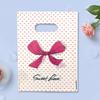 Bolsa de plástico para tienda de ropa, venta al por mayor, con estampado de dibujos animados de flores, cuatro dedos, portátil, para compras, regalo