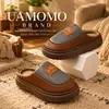 Nuevas pantuflas de algodón para hombre, invierno 2026, talla grande, para uso en interiores, antideslizantes, cálidas y con suela gruesa forrada de felpa.