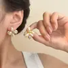 Novos Brincos Dourados Retrô 2026 para Mulheres, Estilo Popular de Hong Kong, Brincos de Alto Padrão e Elegantes, Brincos de Metal com Design de Nicho