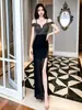 Vestido Largo bodycon sin hombros con pedrería negra, abertura alta, corte ajustado y detalles de patchwork de malla para mujer