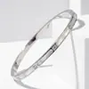 Popularidad Transfronteriza Personalidad Estilo Europeo y Americano Joyería de Mano de Lujo Ligero Nicho para Mujer Sensación de Alta Gama Diseño Incrustado con Pedrería Elegante Pulsera de Acero de Titanio