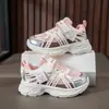 Novos tênis esportivos de verão para meninos, tênis estilo "dad shoes" em malha única, sapatos infantis para meninas, tênis casuais de sola macia, estilosos