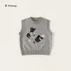 Bangxuan Roupa Infantil Camisa Branca Infantil Colete Tricotado com Desenho Calça Jogger Conjunto de Três Peças Estilo Escolar Conjunto para Meninos