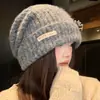 Chapéu de Lã Tricotado Cinza para Mulheres no Inverno, Estilo Coreano Versátil Chapéu Quente de Pelúcia, Pequeno Chapéu Frio que Mostra o Rosto, Chapéu com Proteção de Orelha e Ponta