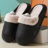 Pantuflas de algodón impermeables para mujer otoño e invierno hogar doméstico al por mayor cálidas entrega uso interior y exterior pantuflas de algodón de suela gruesa para hombre