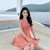 Elegante e emagrecedor vestido de moda estilo coreano, chique e luxuoso, popular online, com um design que marca a cintura para um efeito emagrecedor, adequado para o uso diário, com um design de nicho único