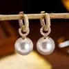 Pendientes de colgante de perla con diamantes completos de lujo ligero estilo francés con tachuelas de circonita microincrustadas en oro, pendientes de alta gama, delicados y sofisticados
