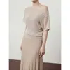 Top de Malha Batwing com Manga Ampla Canelado Off-Shoulder para o Verão 2026, com Visual Relaxado e Emagrecedor, Disponível para Transmissão ao Vivo e Distribuição