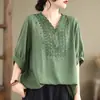 Nova camiseta de algodão e linho bordada com decote V plus size de manga curta para mulheres, novo estilo de verão de seda e linho para mulheres