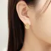 Brincos de Tarraxa Vazados Elegantes com Strass Novo Estilo Leve Luxo Exquisiteis Ornamentos de Brinco em Ouro de Areia Vietnamita Joias Retrô de Cor Duradoura