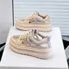 Novos Sapatos Femininos de Verão 2026 Respiráveis Vazados Sapatos de Pai Versáteis Sola Grossa Aumentadores de Altura Tênis Esportivos Casuais Sandálias