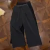 Pantalones de kendo casuales de estilo americano con rayas, doble cintura de botón, con una sensación similar a la de un traje, plisados, fluidos, de pierna recta, corte limpio.