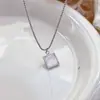 Collar Ins Cuadrado de Acero de Titanio Europeo y Americano para Mujer Oro 18K Diseño de Nicho Elegante Versátil Colgante de Concha No se Desvanece