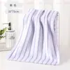 Toalla de Terciopelo de Coral con Rayas Verticales Toalla Suave Absorbe Agua y No Suelta Pelusa Toalla Catiónica Patrón Estrecho Secado Rápido Venta al por Mayor de Fábrica