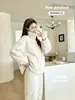 Pijama de forro polar con patrón de diamantes para mujer, nuevo conjunto cálido engrosado de otoño e invierno, cárdigan con cuello alto para usar en casa