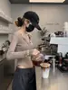 Top de punto de canalé de manga larga con cuello en V color caqui estilo coreano para mujer, un impresionante diseño de otoño, top interior ajustado