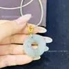 Colgante de Jade Verde Tianshan Doble Pixiu con Patrón de Flor Flotante, Hebilla de Seguridad Doble Pixiu, Artículo Popular para Transmisiones en Vivo, Collar Unisex, Venta Directa del Fabricante