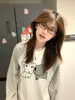 Camiseta Versátil Manga Longa Estampada Cartoon Divertida Gola Redonda Listras Raglan para Mulheres Primavera e Outono Fina Solta Camada Base Ins