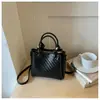 Nuevo modelo de comercio exterior, bolso de mano simple con patrón tejido, bolso de hombro versátil de nicho, bolso cruzado casual vintage de cuero PU