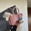 Tela de Alta Calidad con un Tacto Elegante y Sofisticado, Bolso Cruzado de Viaje Exquisito de Moda con Letras de Celebridad de Internet 2026