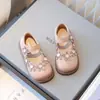 Zapatos de Moda de Cuero para Niñas 2025 Verano Nuevo Zapatos Individuales con Velcro de Flores para Niños Pequeños y Medianos Zapatos Individuales Versátiles Casuales para Niños