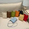 Bolso para teléfono móvil con patrón tejido de diseño de nicho versátil para mujer, nuevo modelo 2026, bolso de hombro y bandolera portátil simple y elegante