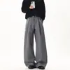 Calça casual masculina de retalhos cinza com barra curva, estilo old money de nicho, marca moderna, plissada, fluida, perna larga