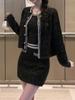 Estoque Disponível Conjunto de Tricô Xiaoxiang Seda Dourada Cor Contrastante Cardigan + Colete + Saia Curta Look Emagrecedor Elegante Conjunto de Três Peças para Mulheres