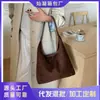 Bolsa de Ombro Tote Versátil de Grande Capacidade Feminina Coleção Outono 2025 Maillard Fosco Vintage Relaxado