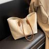 Bolsas Populares deste Ano para Mulheres 2025 Novo Estilo de Inverno para o Trabalho Bolsa de Ombro Texturizada Bolsa Tote de Grande Capacidade