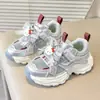 Zapatillas de moda para niñas, modelo nuevo 2026, zapatos casuales de malla transpirables y ligeros para niñas pequeñas con decoración de lazo
