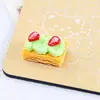 Pastel de Fresa con Crema Simulada Juguete de Comida Accesorios de Resina Pegamento de Crema DIY Funda de Teléfono Colgante Mayorista Materiales Pasador
