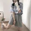 2024 nueva camiseta interior de primavera y verano holgada estilo chica hot occidental a rayas manga corta top bordado para mujer